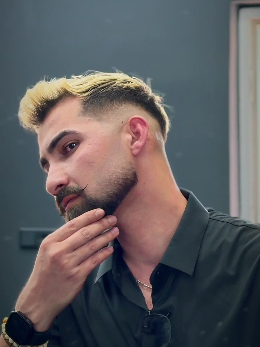 Blonder Quiff mit Fade