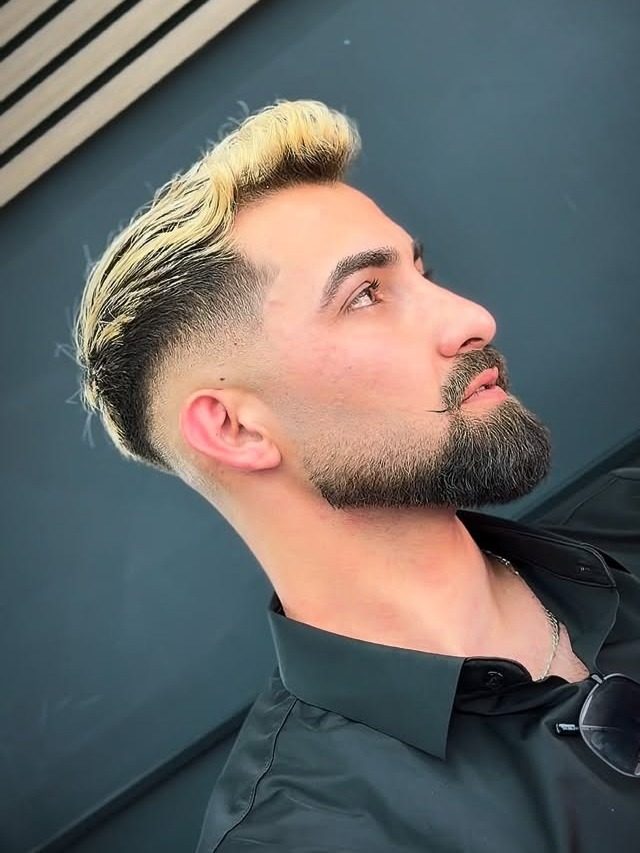 Blond mit Skin Fade