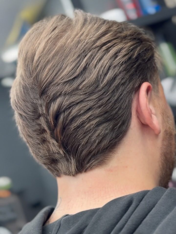 Langes Deckhaar zurück